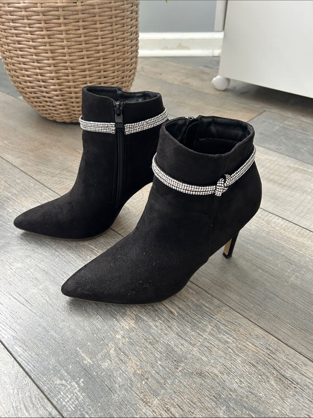 SHEIN Black Suede Pointed Toe Ankle Boots with Rhinestone Wrap, size 8 (size 40)